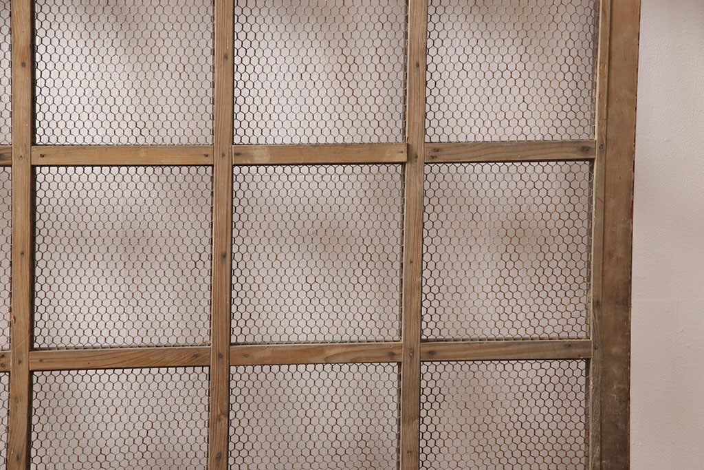 アンティーク建具　明治期　ヒノキ材　亀甲金網付き　経年を感じる風合いが魅力!貫禄を感じる蔵戸(きつね格子、狐格子、玄関戸、玄関ドア、引き戸、格子戸、マス目、升目)(R-053269)