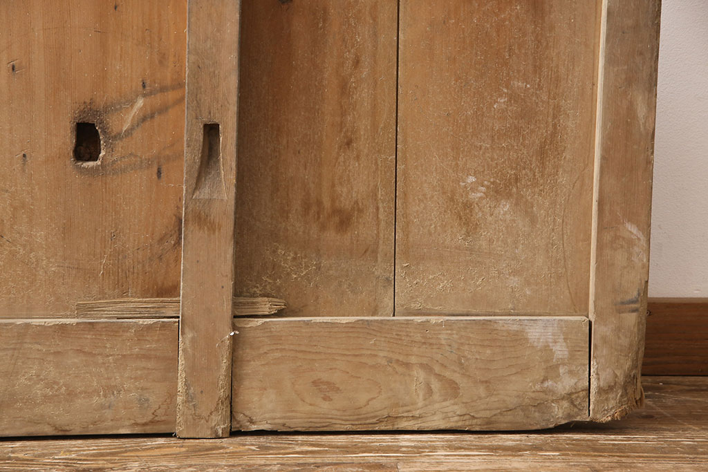 アンティーク建具　明治期　ヒノキ材　亀甲金網付き　経年を感じる風合いが魅力!貫禄を感じる蔵戸(玄関戸、玄関ドア、引き戸、格子戸、マス目、升目)(R-053269)