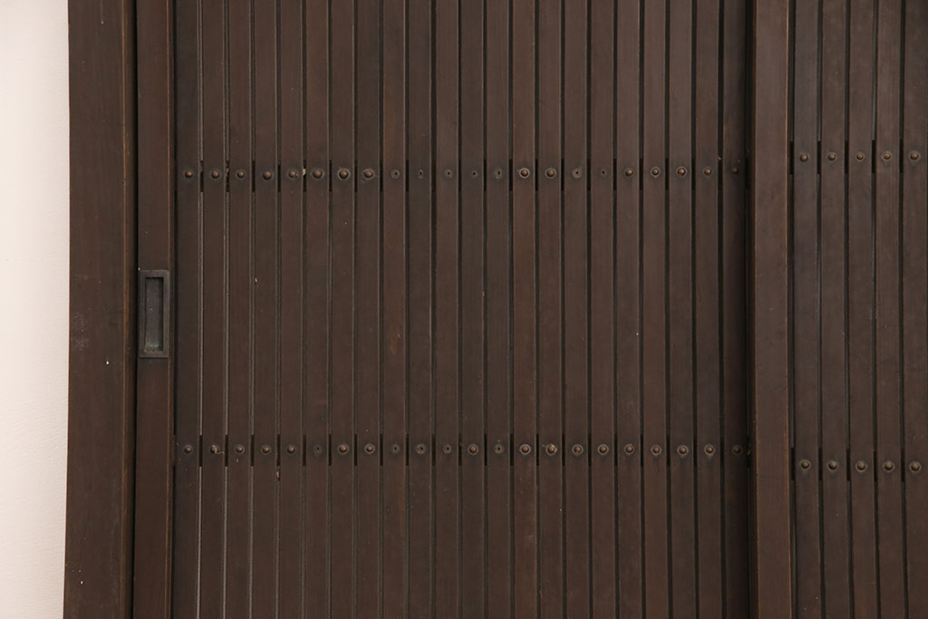 アンティーク建具　明治期　和モダンの空間づくりにおすすめ!整然と並ぶ格子が美しいくぐり戸(蔵戸、格子戸、引き戸)(R-053272)