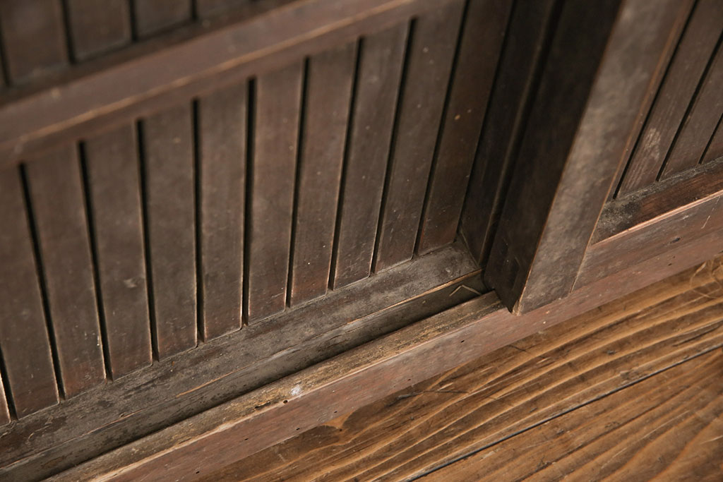 アンティーク建具　明治期　和モダンの空間づくりにおすすめ!整然と並ぶ格子が美しいくぐり戸(蔵戸、格子戸、引き戸)(R-053272)