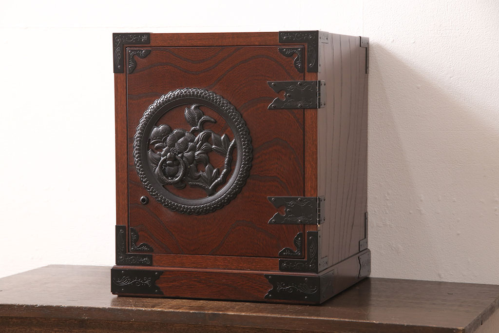 中古　美品　手造り民芸家具　存在感のある金具が魅力的な片開き戸付き小引き出し(小箪笥、小たんす、小抽斗、卓上収納、小物収納)(R-053274)