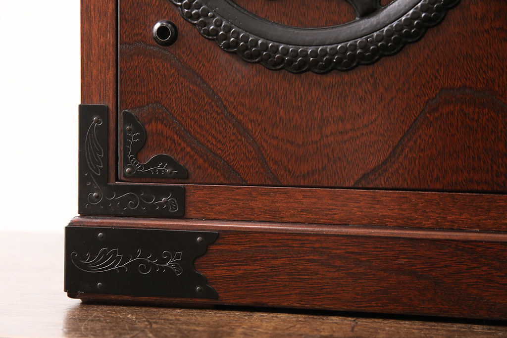 中古　美品　手造り民芸家具　存在感のある金具が魅力的な片開き戸付き小引き出し(小箪笥、小たんす、小抽斗、卓上収納、小物収納)(R-053274)