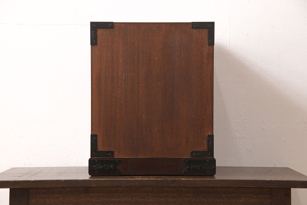 中古　美品　手造り民芸家具　存在感のある金具が魅力的な片開き戸付き小引き出し(小箪笥、小たんす、小抽斗、卓上収納、小物収納)(R-053274)