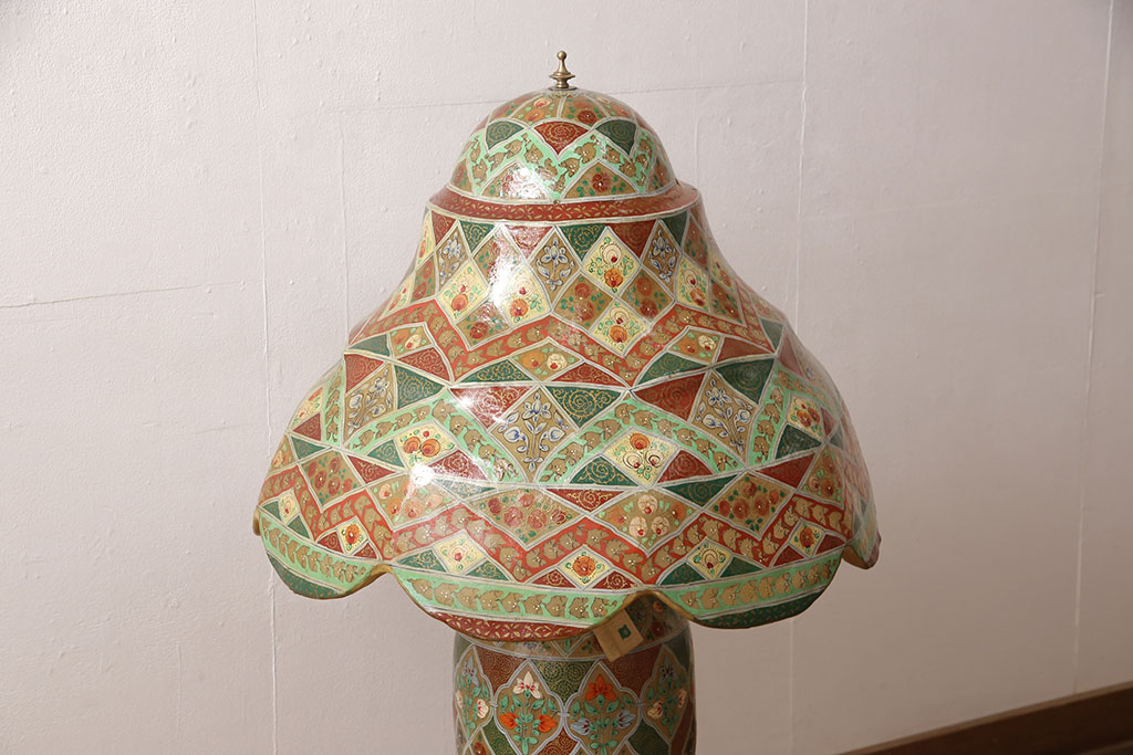 中古　海外輸入家具　民芸家具　パキスタン製　エスニックな色づかいが空間をお洒落に演出する特大のキャメルランプ(フロアスタンド、フロアライト、照明)(R-053326)