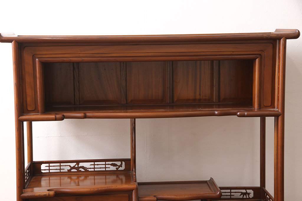 中古　美品　国産　手造り　指物工芸家具　松竹梅・牡丹　美しい彫りの意匠が見事な総ケヤキ材製の飾り棚(茶棚、収納棚、戸棚)(R-053338)