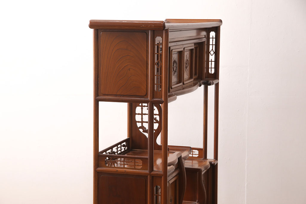 中古　美品　国産　手造り　指物工芸家具　松竹梅・牡丹　美しい彫りの意匠が見事な総ケヤキ材製の飾り棚(茶棚、収納棚、戸棚)(R-053338)