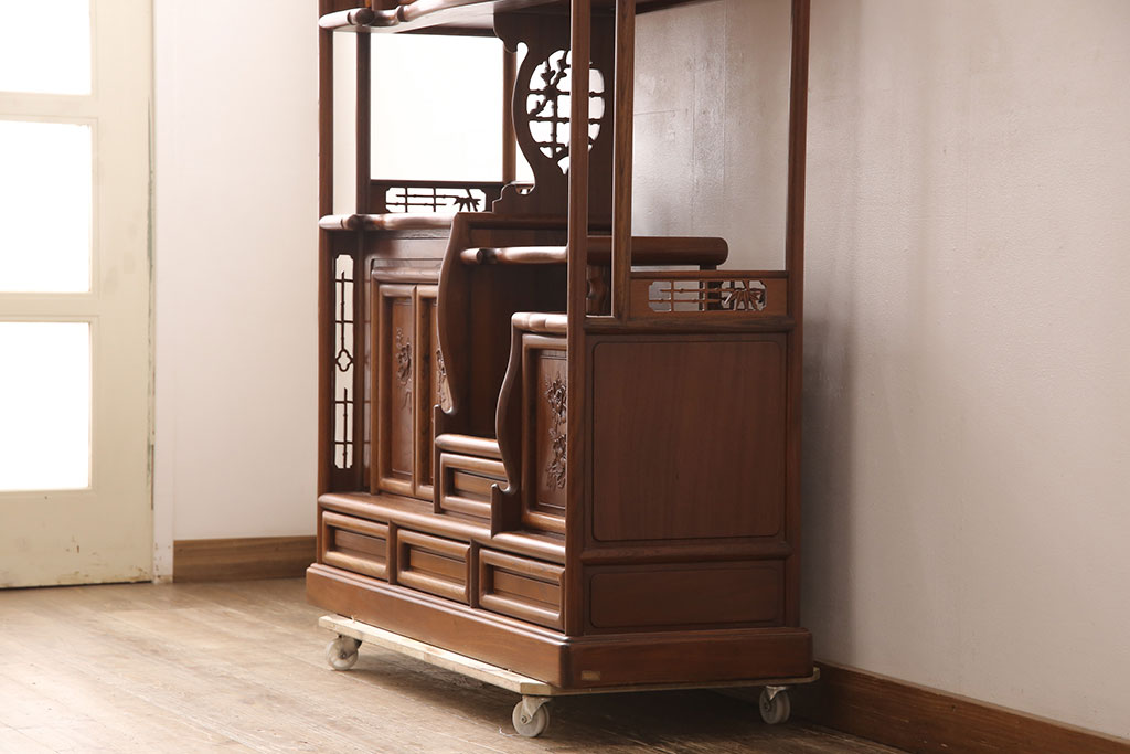 中古　美品　国産　手造り　指物工芸家具　松竹梅・牡丹　美しい彫りの意匠が見事な総ケヤキ材製の飾り棚(茶棚、収納棚、戸棚)(R-053338)