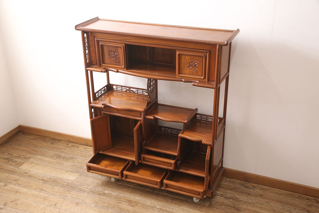 中古　美品　国産　手造り　指物工芸家具　松竹梅・牡丹　美しい彫りの意匠が見事な総ケヤキ材製の飾り棚(茶棚、収納棚、戸棚)(R-053338)