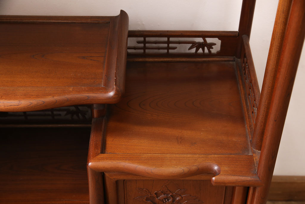中古　美品　国産　手造り　指物工芸家具　松竹梅・牡丹　美しい彫りの意匠が見事な総ケヤキ材製の飾り棚(茶棚、収納棚、戸棚)(R-053338)