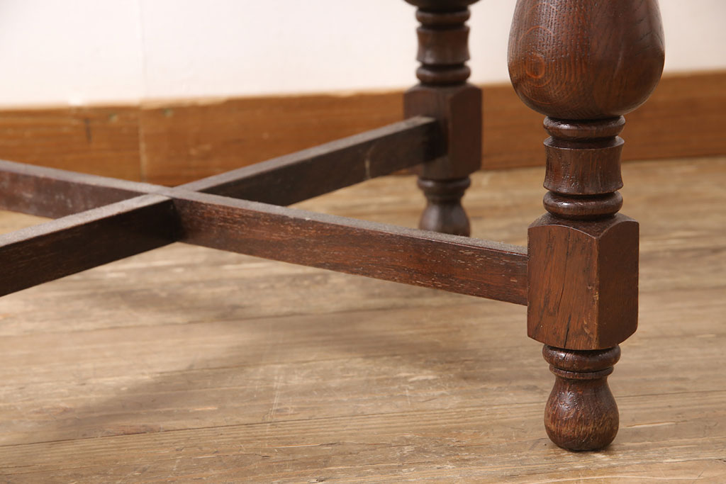 イギリスビンテージ　オーク材　クラシカルなデザインが美しいコーヒーテーブル(ローテーブル、ラウンドテーブル、丸テーブル、カフェテーブル、ヴィンテージ)(R-053349)