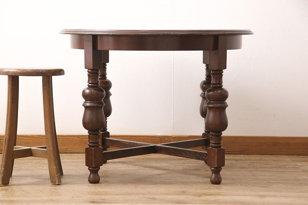 イギリスビンテージ　オーク材　クラシカルなデザインが美しいコーヒーテーブル(ローテーブル、ラウンドテーブル、丸テーブル、カフェテーブル、ヴィンテージ)(R-053349)