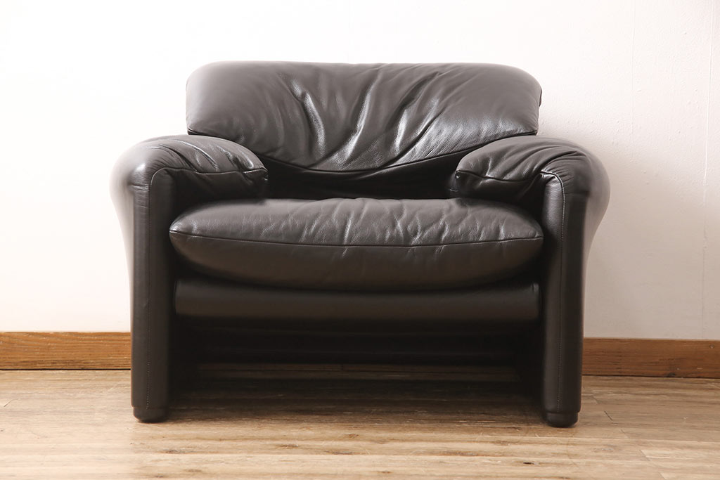 中古　美品　Cassina(カッシーナ)　MARALUNGA(マラルンガ)　F1ランク革　ブラックカラーが高級感を高める1人掛けソファ(定価約103万円)(アームチェア)(R-053370)