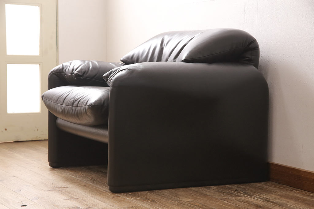 中古　美品　Cassina(カッシーナ)　MARALUNGA(マラルンガ)　F1ランク革　ブラックカラーが高級感を高める1人掛けソファ(定価約103万円)(アームチェア)(R-053370)