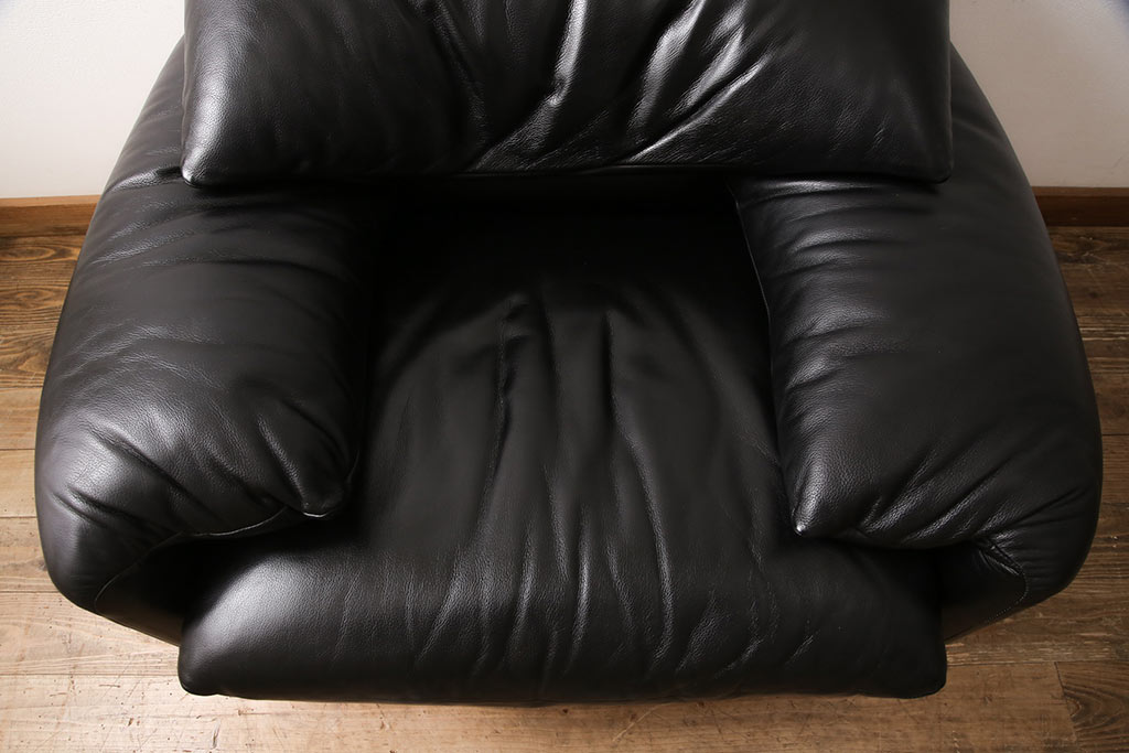 中古　美品　Cassina(カッシーナ)　MARALUNGA(マラルンガ)　F1ランク革　ブラックカラーが高級感を高める1人掛けソファ(定価約103万円)(アームチェア)(R-053370)