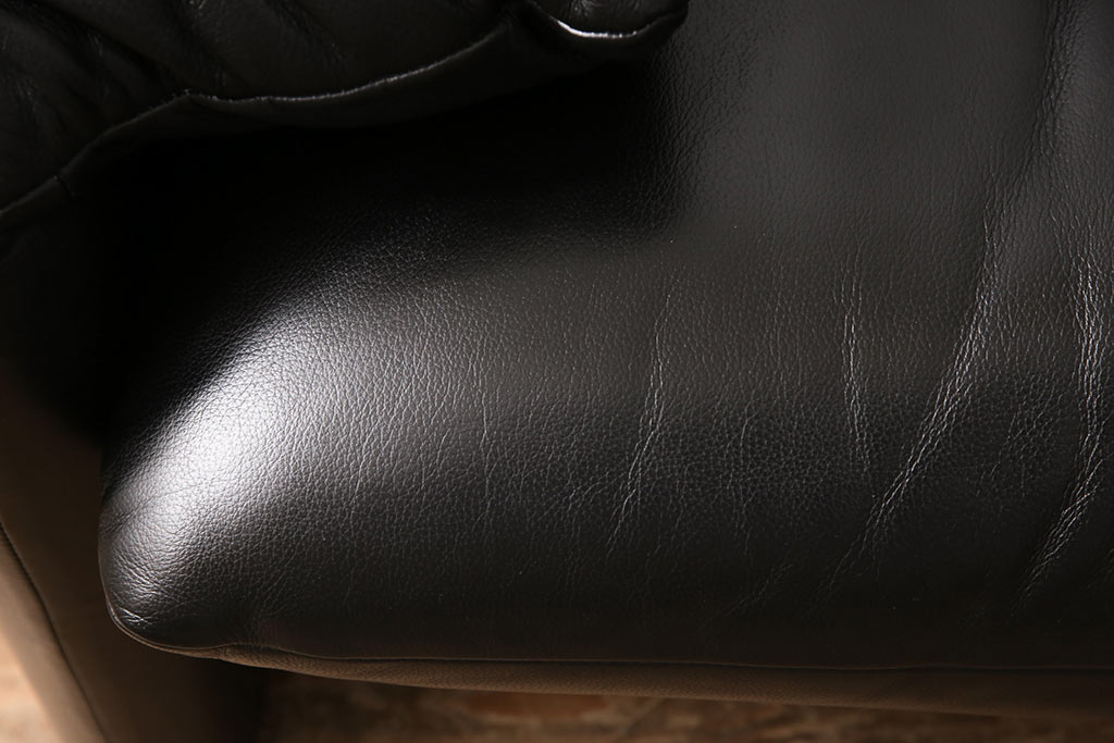 中古　美品　Cassina(カッシーナ)　MARALUNGA(マラルンガ)　F1ランク革　ブラックカラーが高級感を高める1人掛けソファ(定価約103万円)(アームチェア)(R-053370)