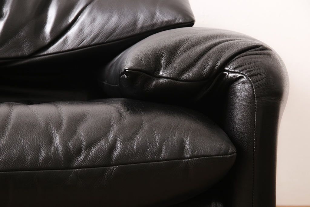 中古　美品　Cassina(カッシーナ)　MARALUNGA(マラルンガ)　F1ランク革　ブラックカラーが高級感を高める1人掛けソファ(定価約103万円)(アームチェア)(R-053370)