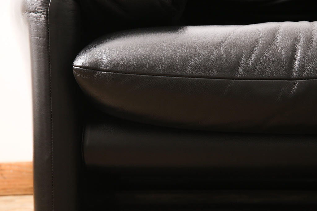 中古　美品　Cassina(カッシーナ)　MARALUNGA(マラルンガ)　F1ランク革　ブラックカラーが高級感を高める1人掛けソファ(定価約103万円)(アームチェア)(R-053370)