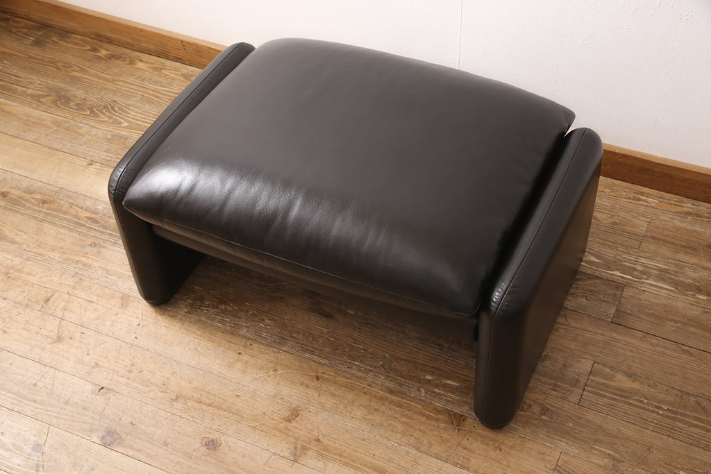 中古　超美品　Cassina(カッシーナ)　MARALUNGA(マラルンガ)　F1ランク革　ブラックカラーが高級感を高めるオットマン(フットスツール、椅子、スツール)(R-053371)