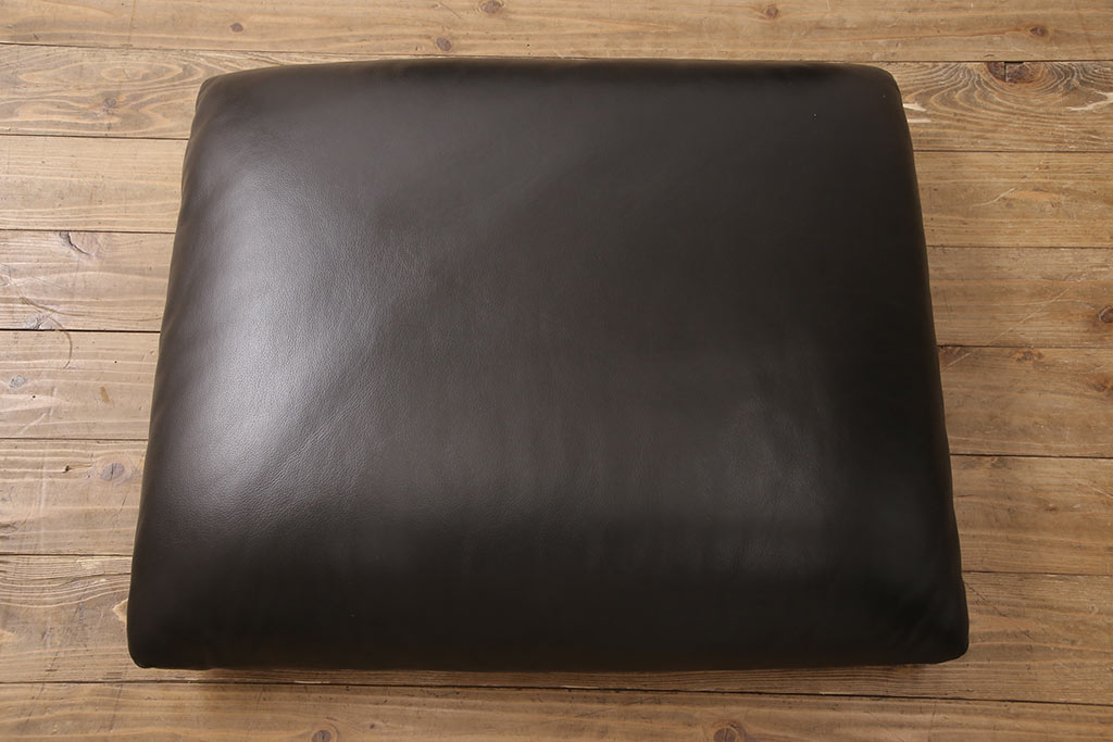 中古　超美品　Cassina(カッシーナ)　MARALUNGA(マラルンガ)　F1ランク革　ブラックカラーが高級感を高めるオットマン(フットスツール、椅子、スツール)(R-053371)
