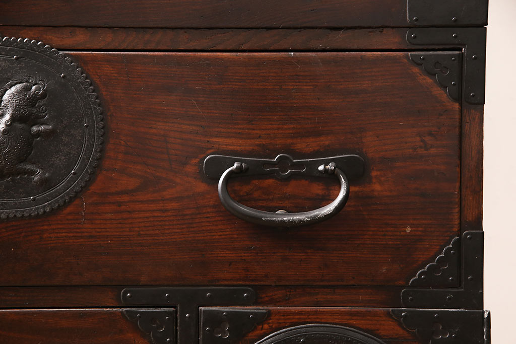 和製アンティーク　上手物　前面ケヤキ材　躍動感のある唐獅子金具が一際目を引く二段重ね相馬箪笥(仙台箪笥、和たんす、衣装箪笥、引き出し、チェスト)(R-053375)