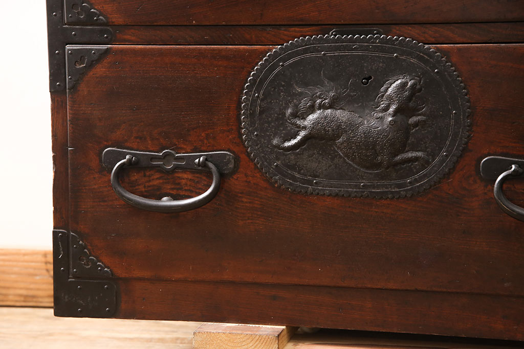 和製アンティーク　上手物　前面ケヤキ材　躍動感のある唐獅子金具が一際目を引く二段重ね相馬箪笥(仙台箪笥、和たんす、衣装箪笥、引き出し、チェスト)(R-053375)