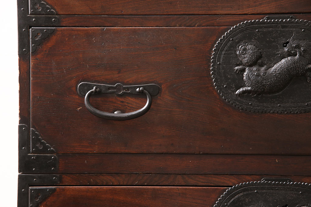 和製アンティーク　上手物　前面ケヤキ材　躍動感のある唐獅子金具が一際目を引く二段重ね相馬箪笥・上段(仙台箪笥、和たんす、衣装箪笥、引き出し、チェスト)(R-053376)