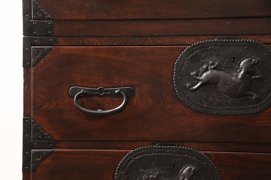 和製アンティーク　上手物　前面ケヤキ材　躍動感のある唐獅子金具が一際目を引く二段重ね相馬箪笥・下段(仙台箪笥、和たんす、衣装箪笥、引き出し、チェスト)(R-053377)