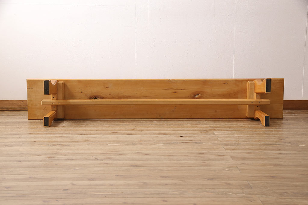 中古　ヒノキ材一枚板　明るい木色があたたかみを感じる横長ベンチ(長椅子、木製ベンチ)(R-053384)