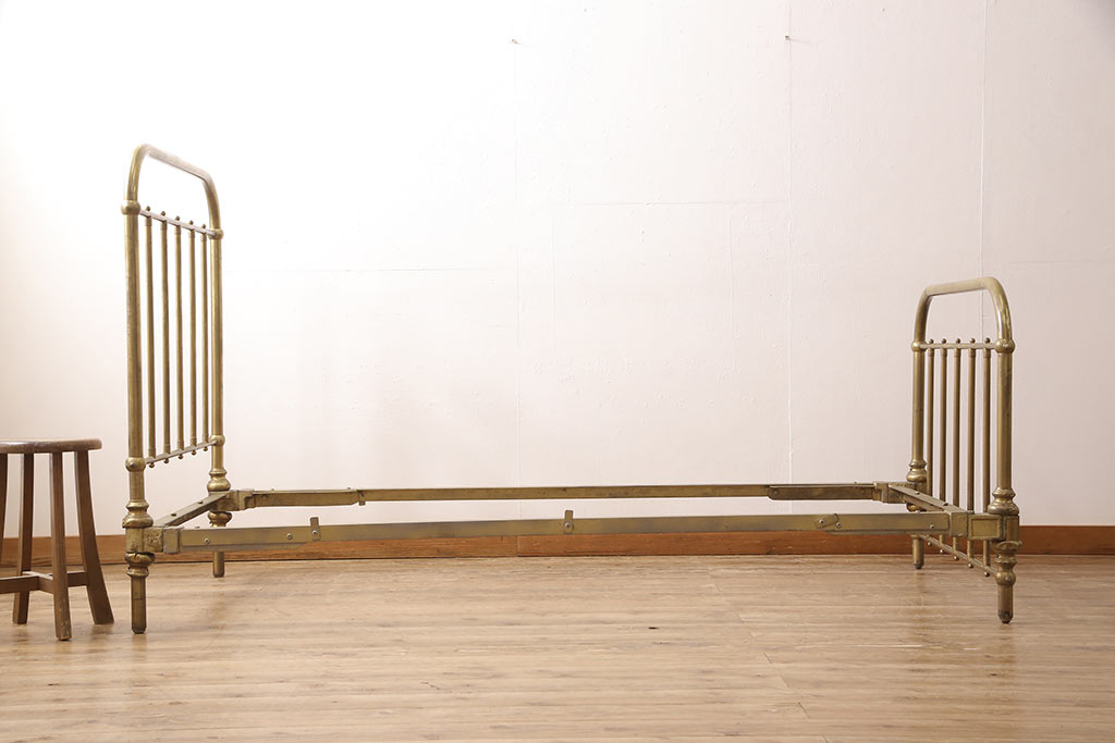 イギリスアンティーク　華やかな空間を演出してくれる真鍮製ベッドフレーム(シングルサイズ)(R-053405)