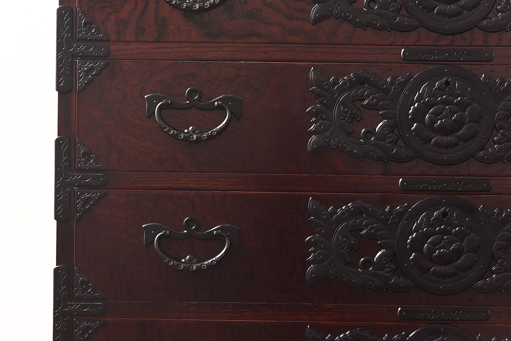 中古　岩谷堂箪笥　牡丹紋様金具が豪華な箪笥サイドボード(サイドチェスト、衣装箪笥)(R-053530)