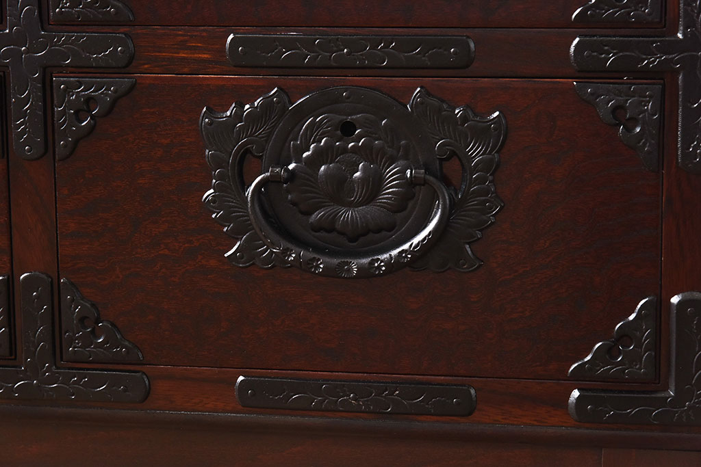 中古　岩谷堂箪笥　牡丹紋様金具が豪華な箪笥サイドボード(サイドチェスト、衣装箪笥)(R-053530)