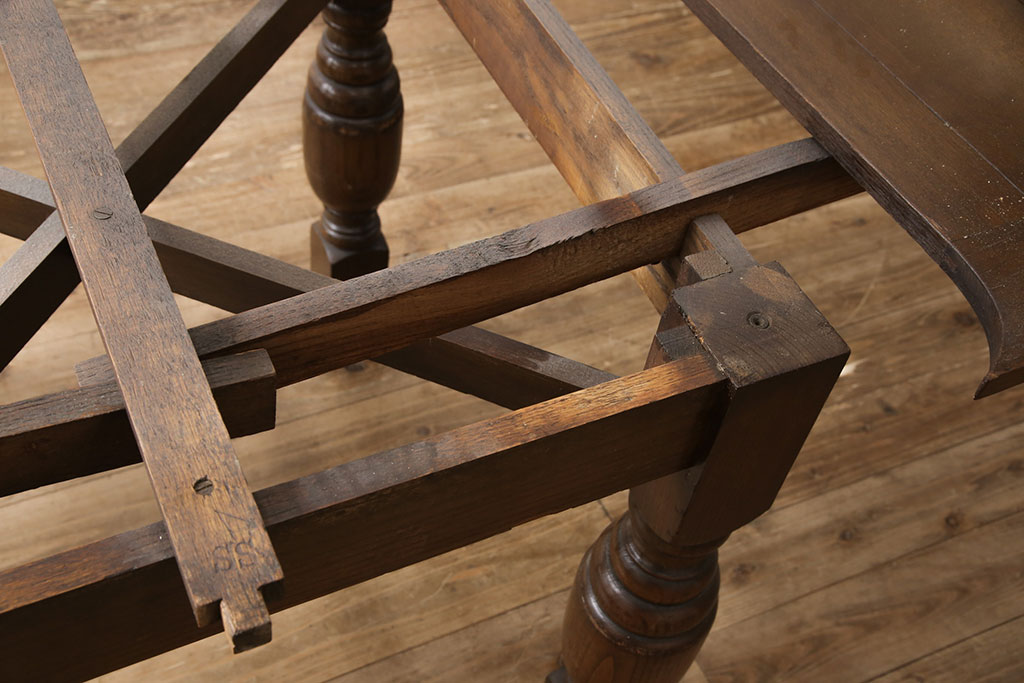 イギリスアンティーク　オーク材製　挽き物の脚が存在感を際立たせるドローリーフテーブル(ダイニングテーブル、食卓、エクステンションテーブル、拡張式テーブル)(R-053571)