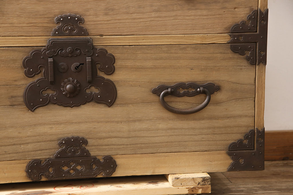 和製アンティーク　明治期　上手物　総桐箪笥　大きく立派な金具が存在感を放つ庄内箪笥(桐たんす、時代箪笥、引き出し、チェスト)(R-053578)